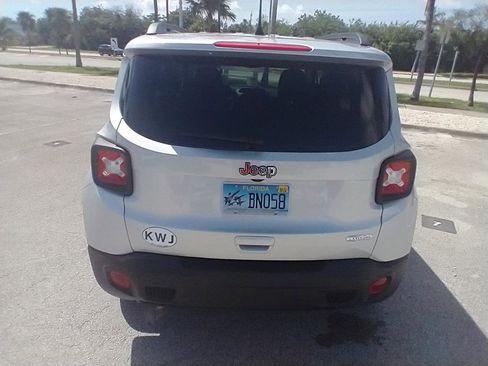 Used 2020 Jeep Renegade Latitude w/ Cold Weather Group FWD image 9