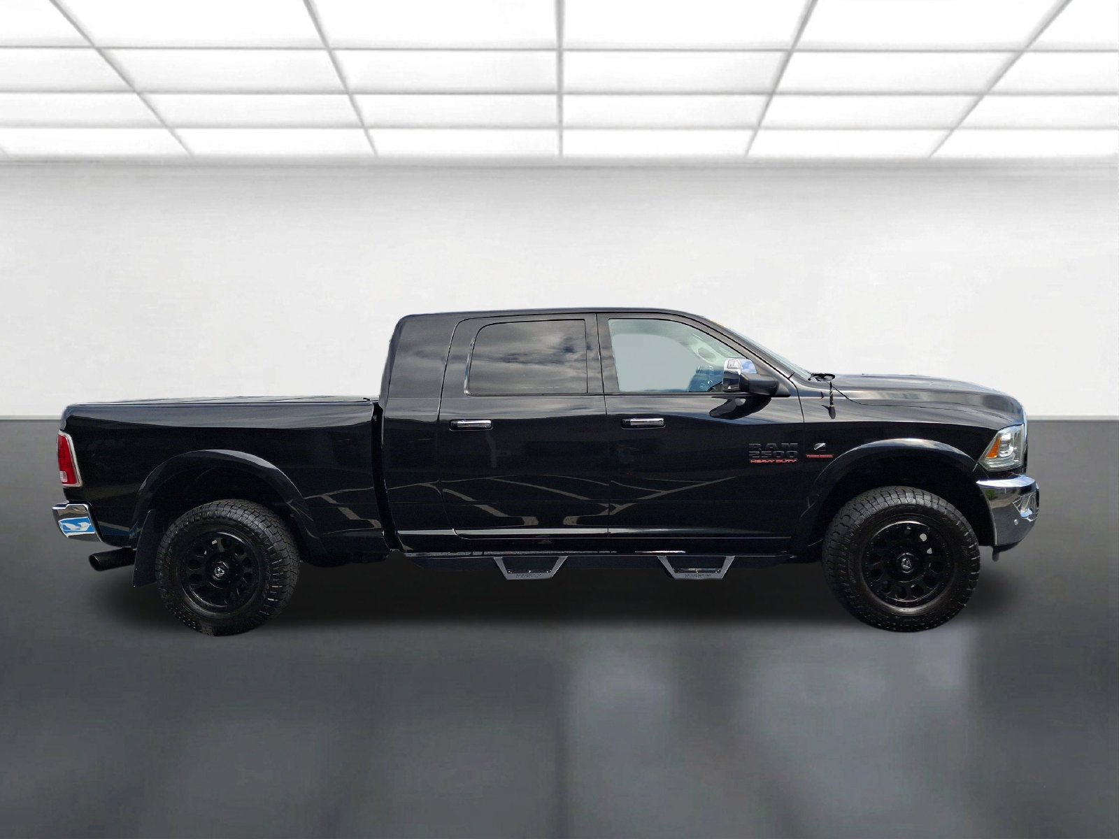 Used 2018 RAM 2500 Laramie w/ Convenience Group AWD/4WD image 2