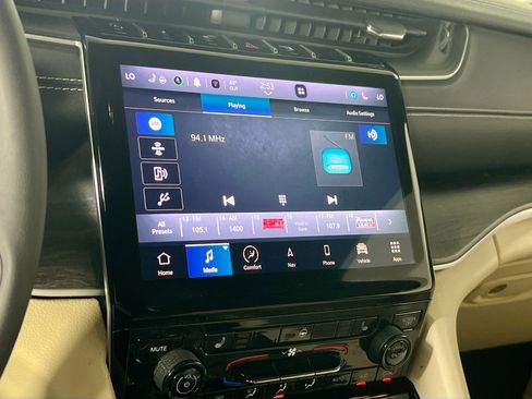 Used 2023 Jeep Grand Cherokee Limited w/ Black Appearance Package image 15