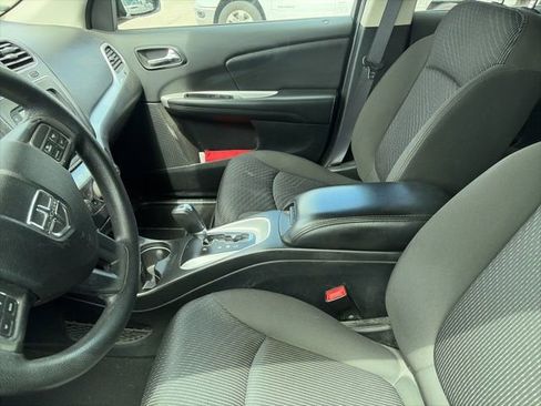 Used 2019 Dodge Journey SE w/ Blacktop Package FWD image 3