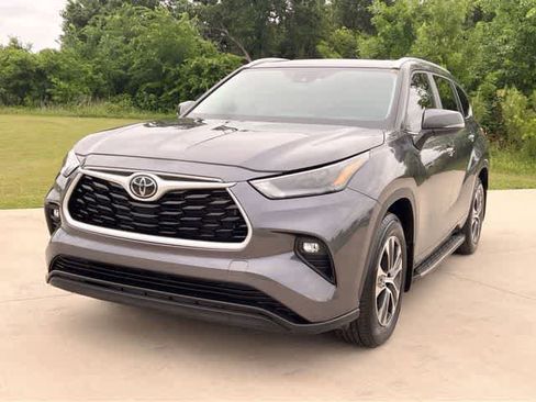 Used 2024 Toyota Highlander XLE FWD image 2