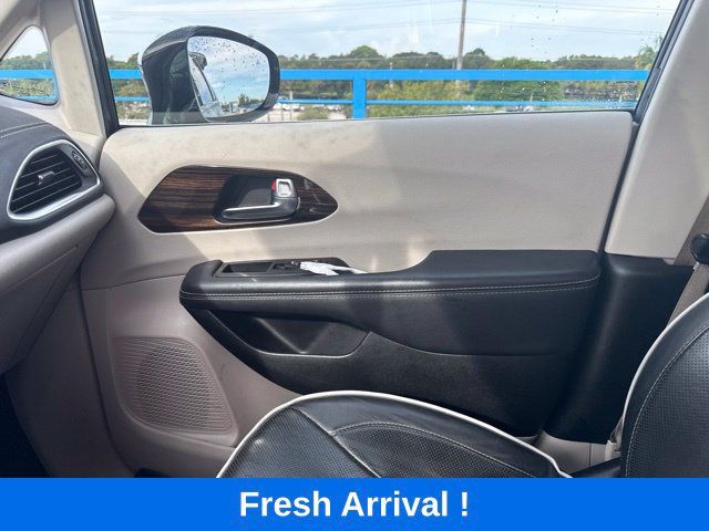 Used 2023 Chrysler Pacifica Limited FWD image 12