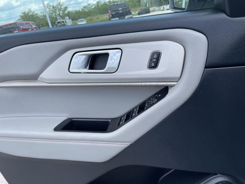 Used 2013 Ford Taurus SEL FWD image 21