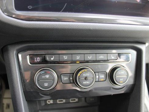 Used 2018 Volkswagen Tiguan SE w/ Panoramic Sunroof Package image 22