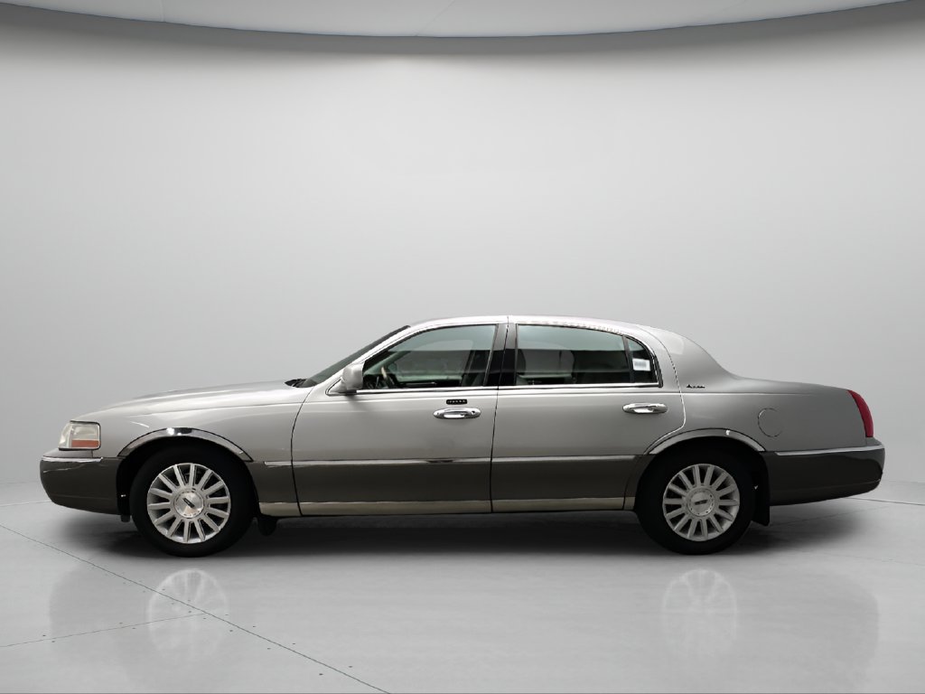 Used 2003 Lincoln Town Car Signature RWD image 4