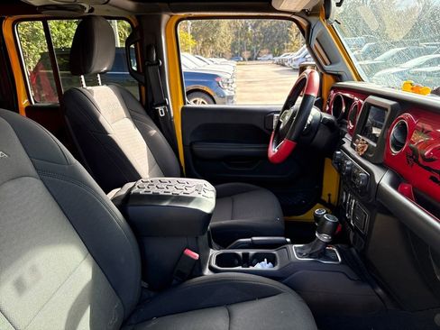 Used 2019 Jeep Wrangler Unlimited Sahara image 29