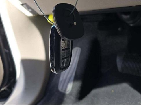 Used 2024 Chrysler Pacifica Touring-L image 8