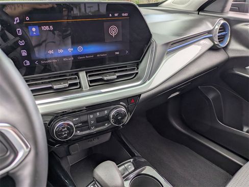 Used 2025 Chevrolet Trax LT w/ LT Convenience Package image 20