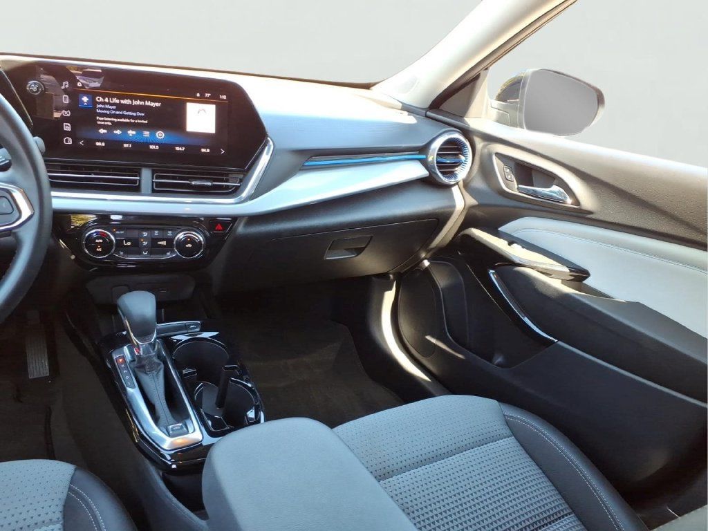 Used 2025 Chevrolet Trax LT w/ LT Convenience Package FWD image 23