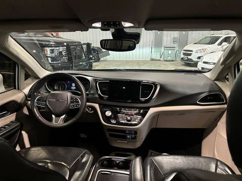Used 2022 Chrysler Pacifica Touring-L FWD image 10