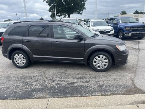 Used 2020 Dodge Journey SE w/ SE Popular Equipment Group FWD image 2
