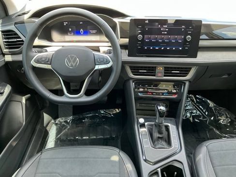 Used 2025 Volkswagen Taos SE FWD image 12