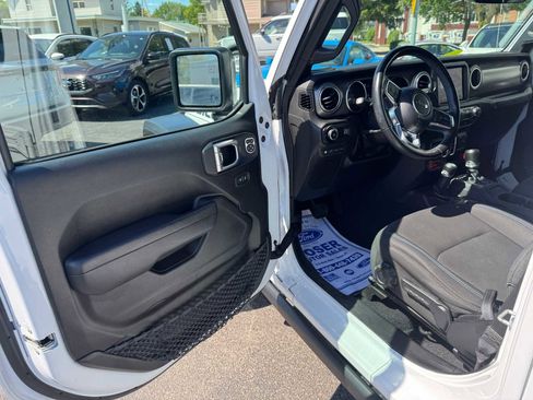 Used 2023 Jeep Wrangler Unlimited Rubicon 4xe w/ Cold Weather Group AWD/4WD image 18