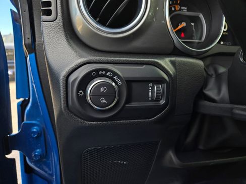 Used 2023 Jeep Gladiator Overland w/ Cold Weather Group image 13