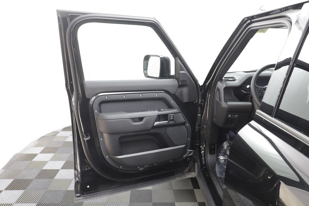 Certified 2026 Land Rover Defender 110 X-Dynamic SE AWD/4WD image 5