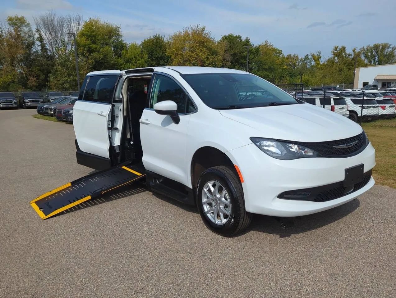 Used 2023 Chrysler Voyager LX FWD image 1