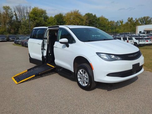Used 2023 Chrysler Voyager LX FWD image 1