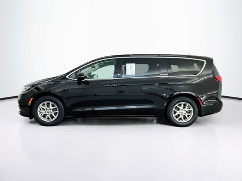 Used 2024 Chrysler Pacifica Touring-L FWD image 4