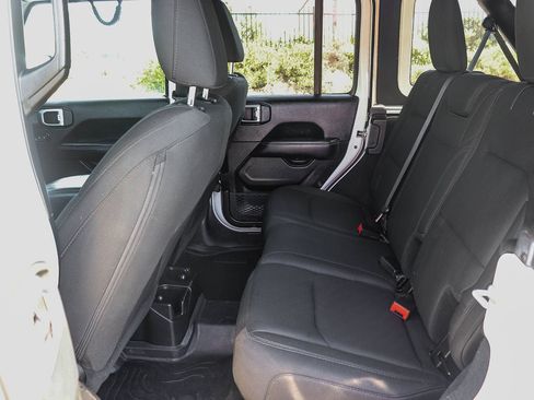 Used 2018 Jeep Wrangler Unlimited Sahara AWD/4WD image 21
