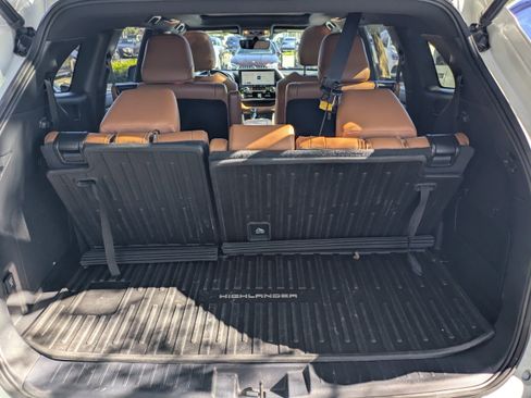 Used 2023 Toyota Highlander Platinum image 12