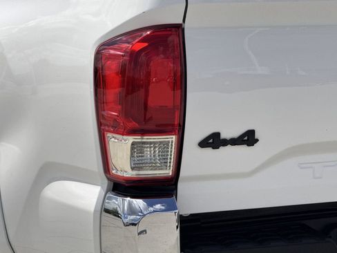 Used 2020 Toyota Tacoma SR5 AWD/4WD image 11