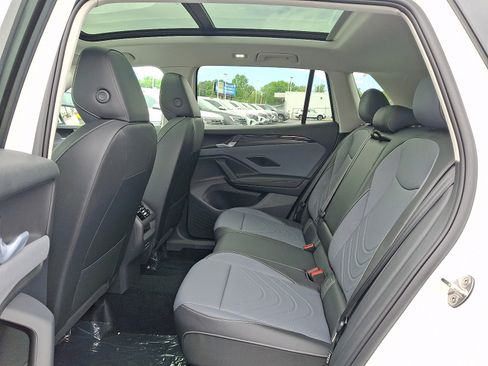 New 2026 Volkswagen Tiguan SE FWD image 6