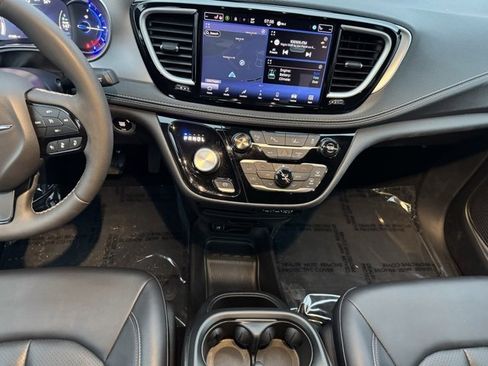 Used 2024 Chrysler Pacifica Select image 2
