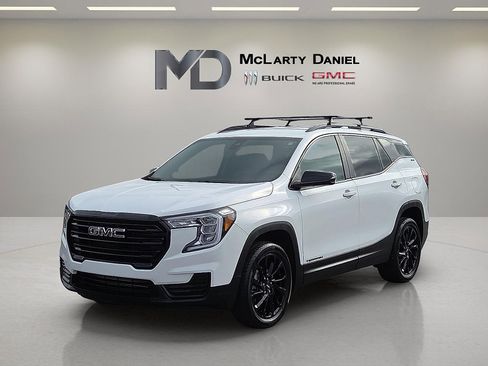 Used 2024 GMC Terrain SLE w/ Driver Convenience Package image 2