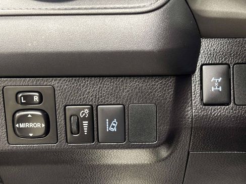 Used 2018 Toyota RAV4 LE AWD/4WD image 29