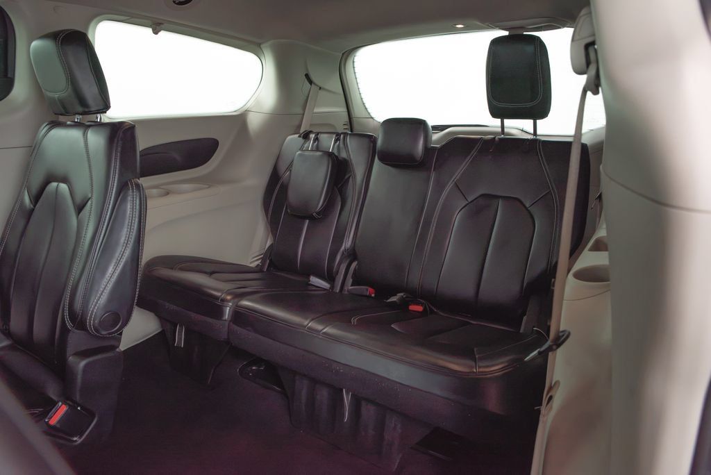 Used 2023 Chrysler Pacifica Touring-L FWD image 9