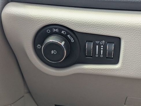 Used 2018 Chrysler Pacifica Touring-L FWD image 11