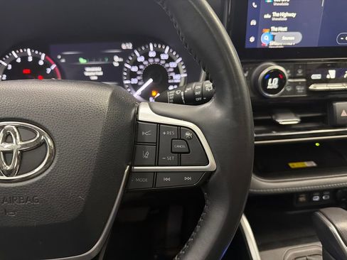 Used 2023 Toyota Highlander XLE FWD image 27
