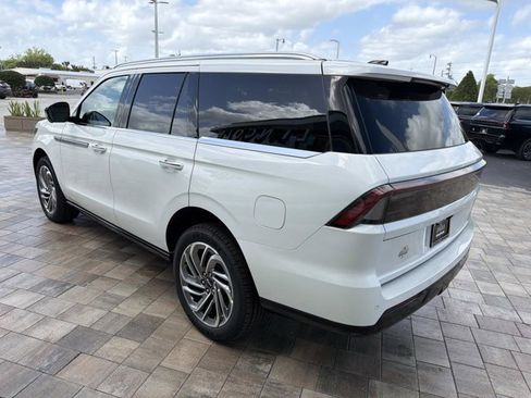 New 2026 Lincoln Navigator Reserve AWD/4WD image 4