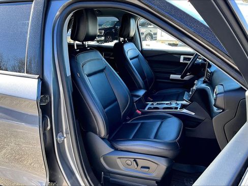 Used 2022 Ford Explorer XLT w/ Equipment Group 202A image 8
