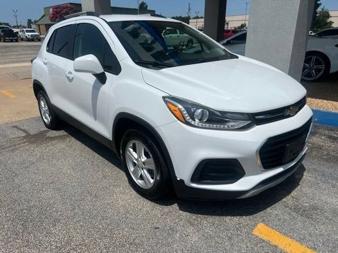 Used 2022 Chevrolet Trax LT w/ LT Convenience Package FWD image 2