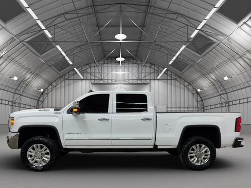 Used 2019 GMC Sierra 2500 SLT w/ Duramax Plus Package AWD/4WD image 2