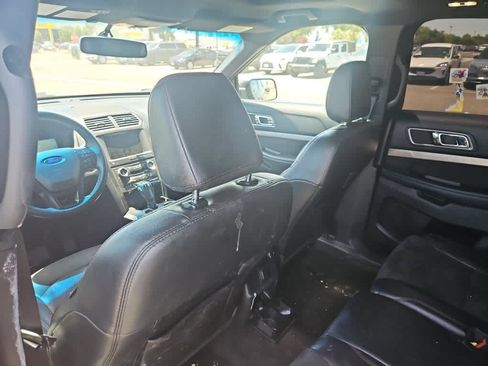 Used 2018 Ford Explorer XLT w/ Equipment Group 202A FWD image 12