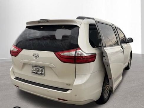 Used 2017 Toyota Sienna XLE Premium FWD image 6
