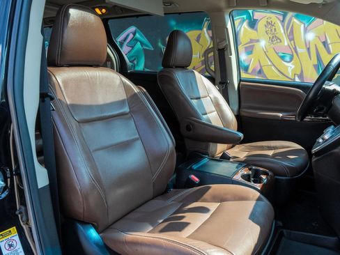 Used 2017 Toyota Sienna Limited Premium FWD image 5