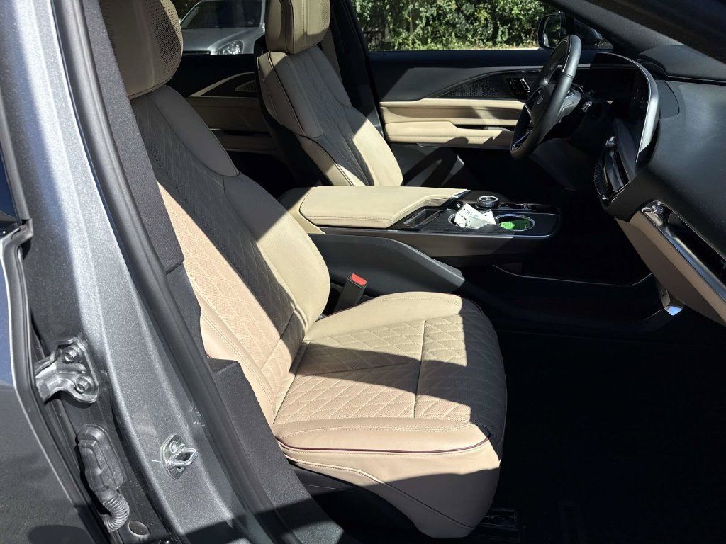 Used 2026 Cadillac Lyriq Signature Luxury w/ Nappa Leather Package AWD/4WD image 7