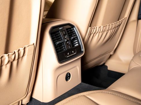 Certified 2025 Porsche Macan AWD/4WD image 41