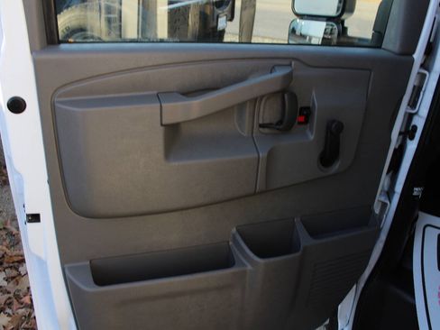 Used 2023 GMC Savana 3500 RWD image 15