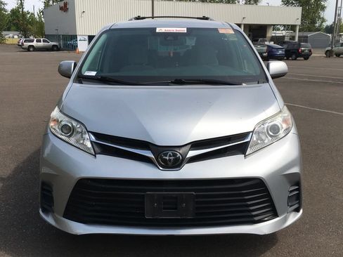 Used 2020 Toyota Sienna LE w/ Carpet Mat Package FWD image 9