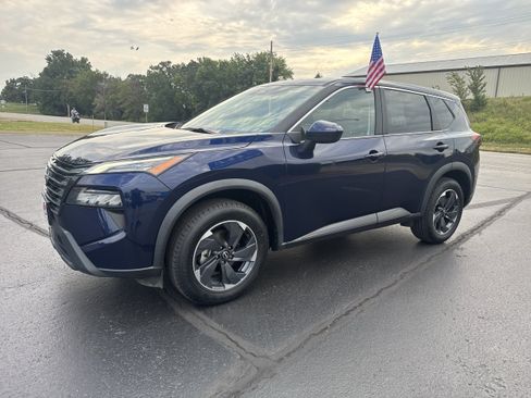 Used 2024 Nissan Rogue SV FWD image 2