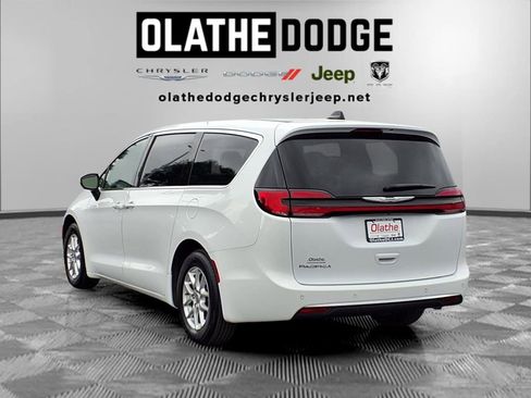 Certified 2023 Chrysler Pacifica Touring-L FWD image 3