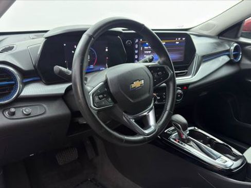 Used 2025 Chevrolet Trax LT w/ LT Convenience Package FWD image 24