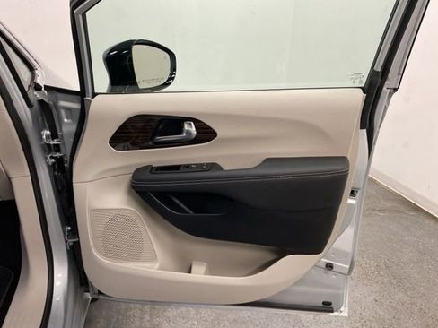 Used 2024 Chrysler Pacifica Limited image 29