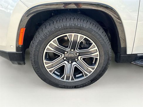 Used 2024 Jeep Wagoneer L Series II RWD image 32