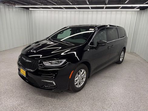 New 2026 Chrysler Pacifica Select image 3