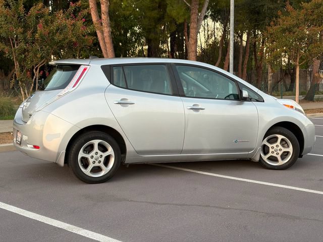 Used 2015 Nissan Leaf SV w/ Premium Package FWD image 15